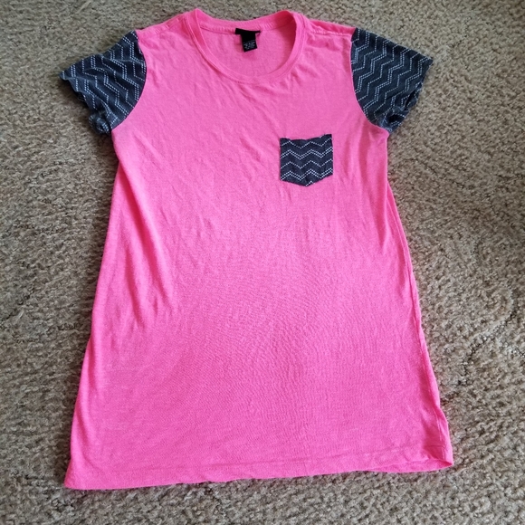 Pink tee - Picture 1 of 2